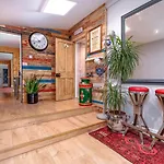 Bright Garden Flat, Private Sauna, Parking