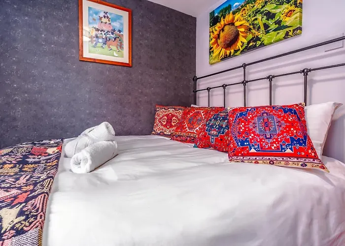 Bright Garden Flat, Private Sauna, Parking Apartment *