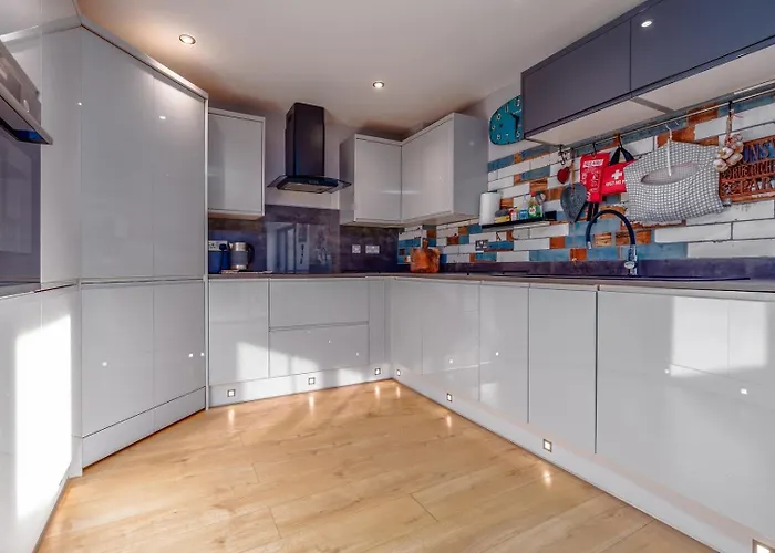 Apartment Bright Garden Flat, Private Sauna, Parking *