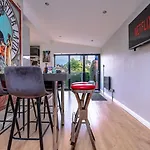 Apartment Bright Garden Flat, Private Sauna, Parking *