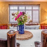 Bright Garden Flat, Private Sauna, Parking 아파트 브리스틀