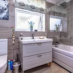 Apartment Bright Garden Flat, Private Sauna, Parking