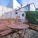 Bright Garden Flat, Private Sauna, Parking Apartment *