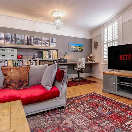 Bright Garden Flat, Private Sauna, Parking *