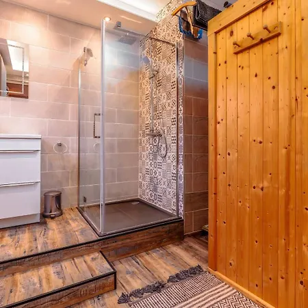 Cozy 2br W/ Sauna & Patio Garden * 布里斯托