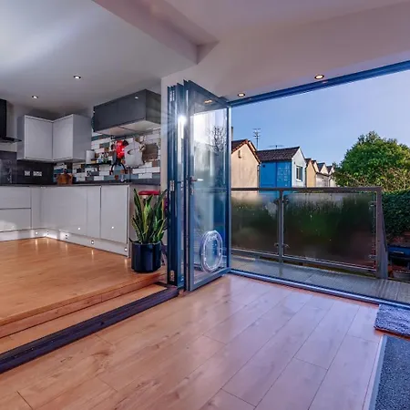 Apt: With Sauna, Garden And Landmark View Apartment
