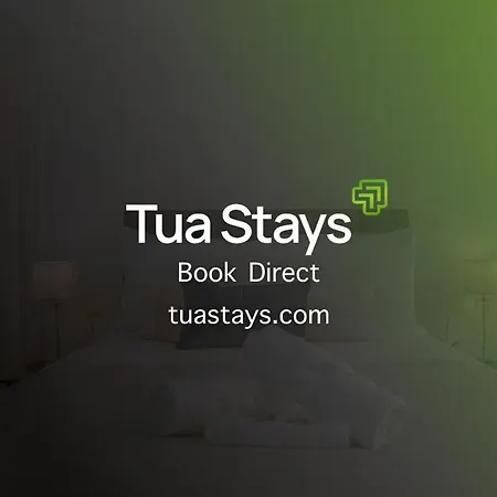 Bright Garden Flat, Private Sauna, Parking アパート *