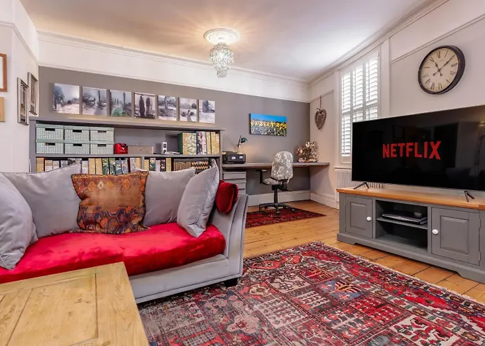 Bright Garden Flat, Private Sauna, Parking *